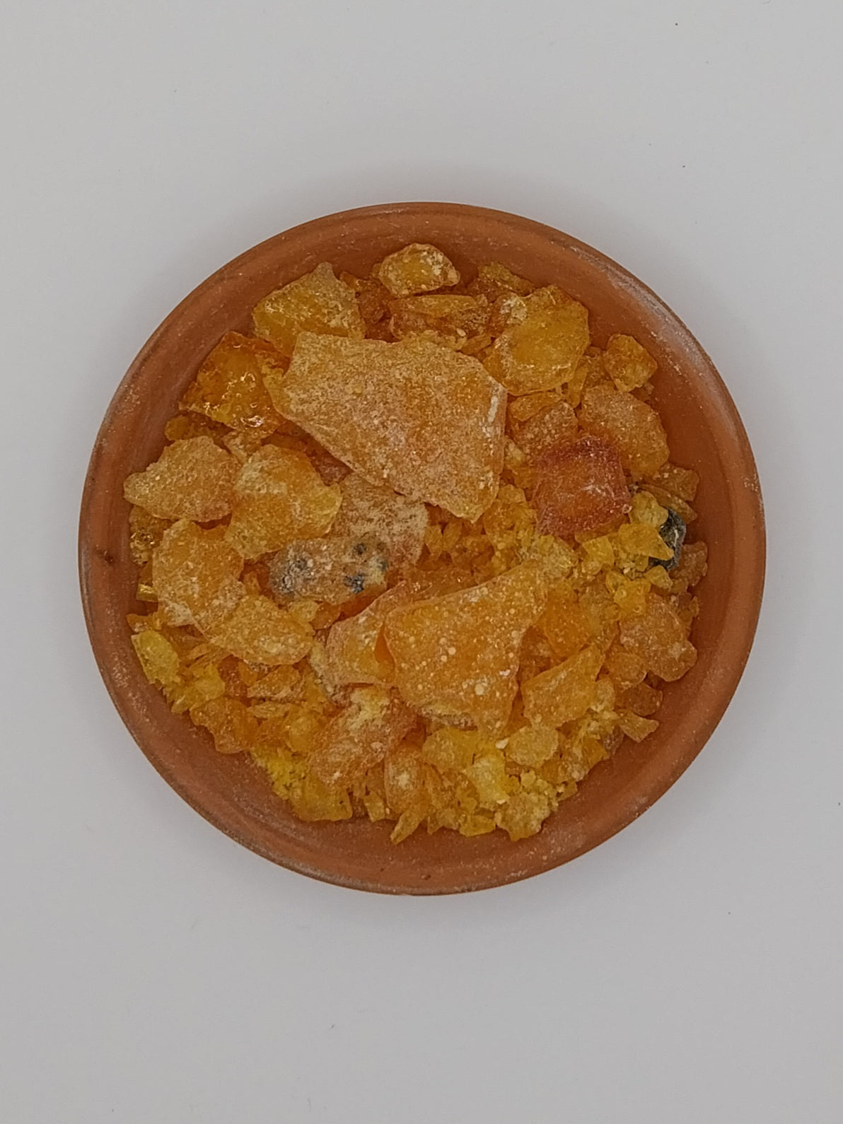 Fichtenharz in einer Tonschale