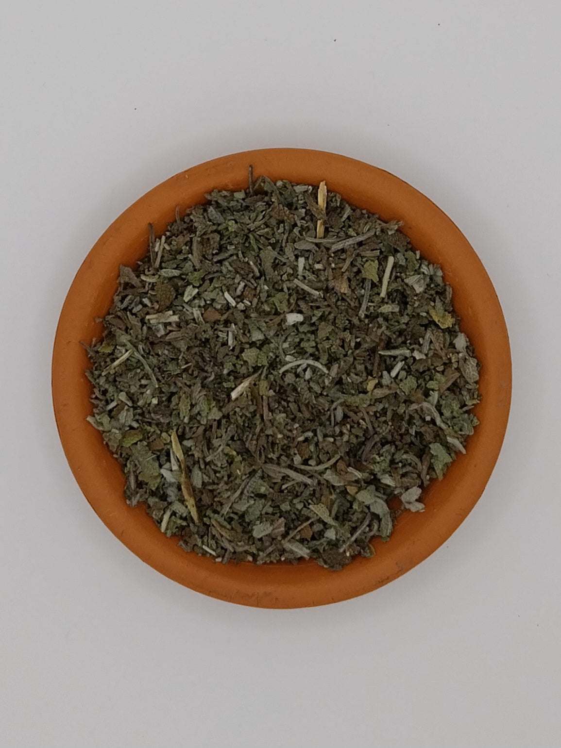 Salbeiblätter zur besseren Ansicht in einer Tonschale