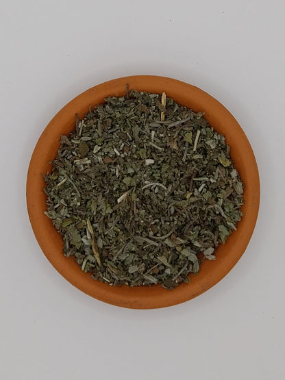 Salbeiblätter zur besseren Ansicht in einer Tonschale