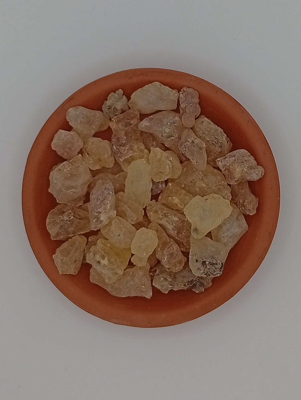 Copal zur besseren Ansicht in einer Tonschale.