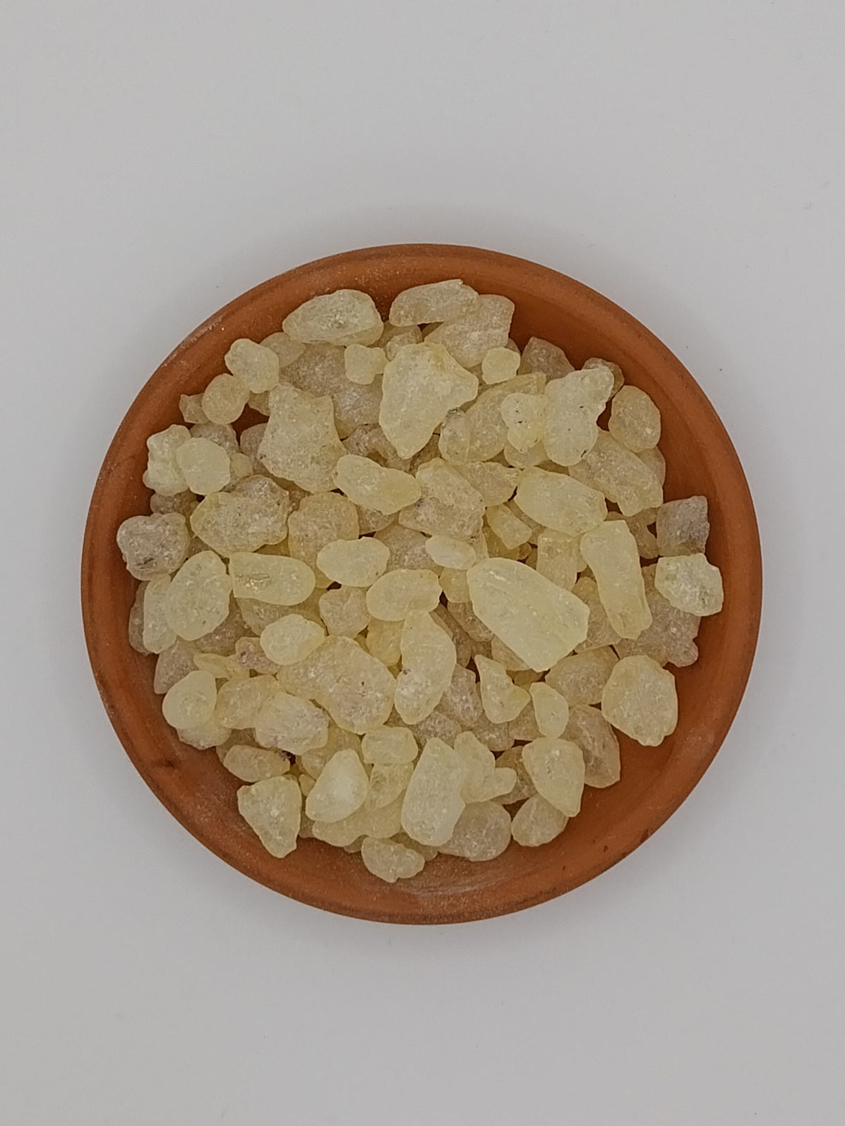 Dammar in einer Tonschale