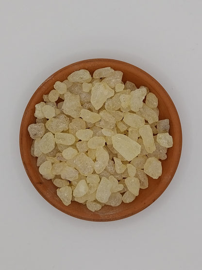 Dammar in einer Tonschale