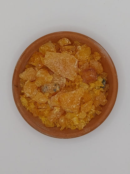 Fichtenharz in einer Tonschale