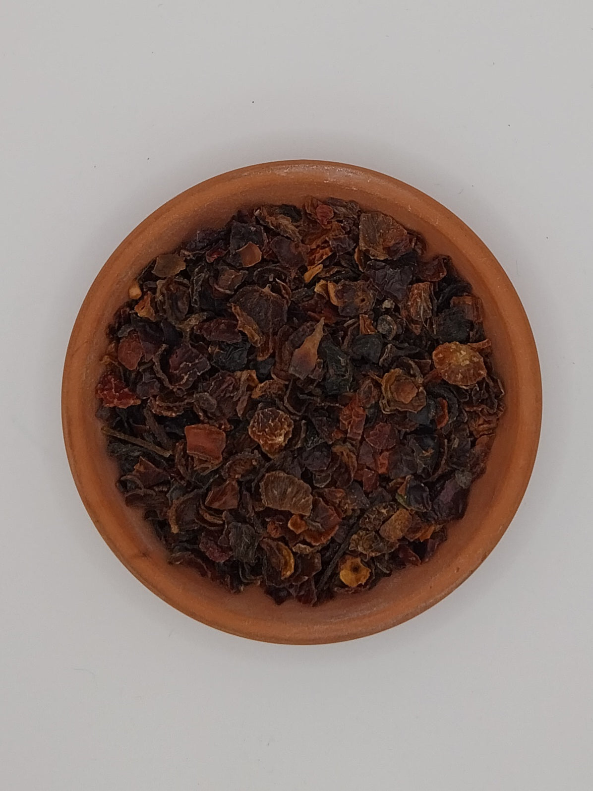 Hagebuttenschalen geschnitten in einer Tonschale.