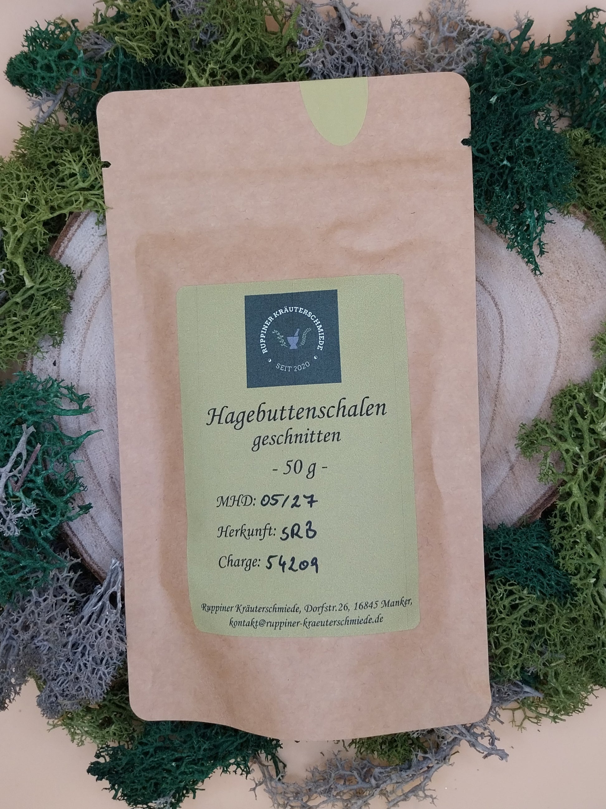 Hagebuttenschalen geschnitten mit Deko.