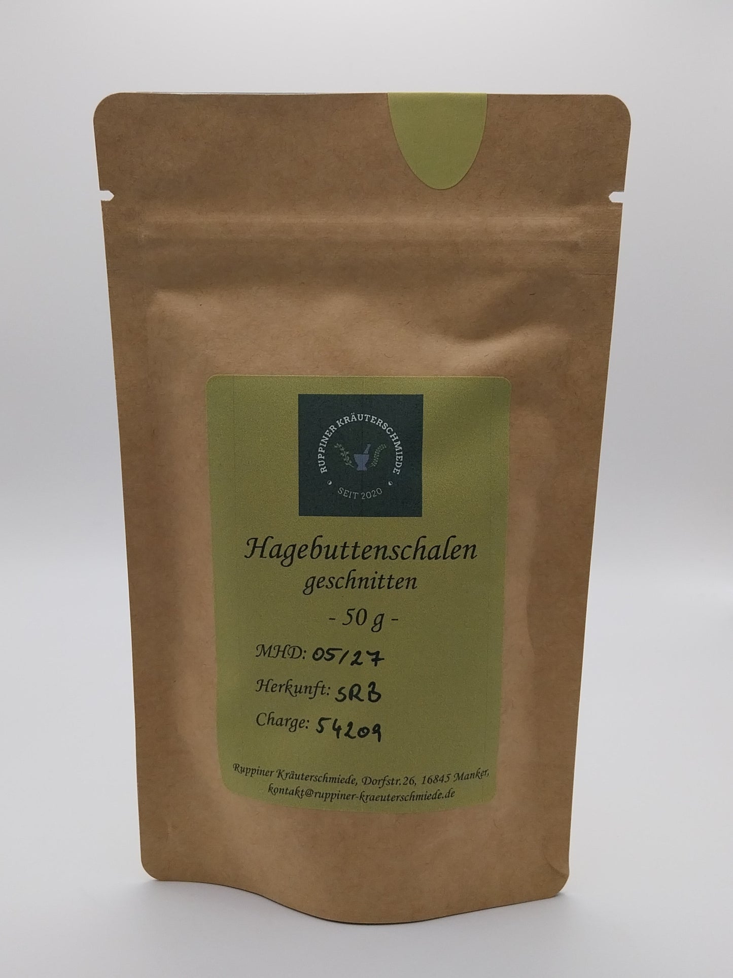 Hagebuttenschalen geschnitten in der Tüte.