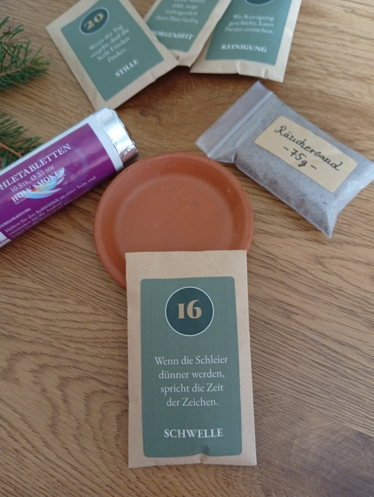 Ansicht vom Inhalt des Räucherwerk-Adventskalenders.