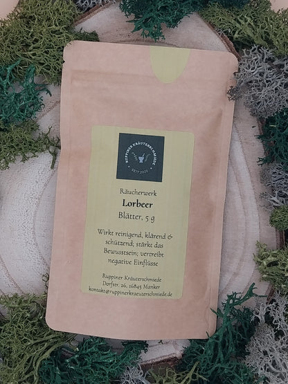 Lorbeerblätter mit Deko in einer Tüte