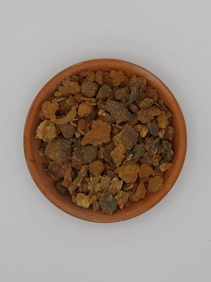 Myrrhe in einer Tonschale