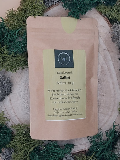 Salbeiblätter mit Deko in einem Beutel