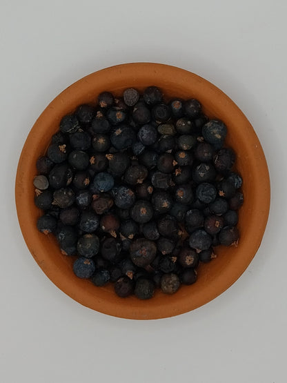 Wacholderbeeren zur besseren Ansicht in einer Tonschale