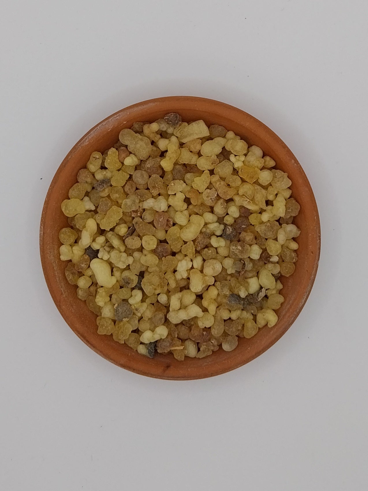 Weihrauch zur besseren Ansicht in einer Tonschale