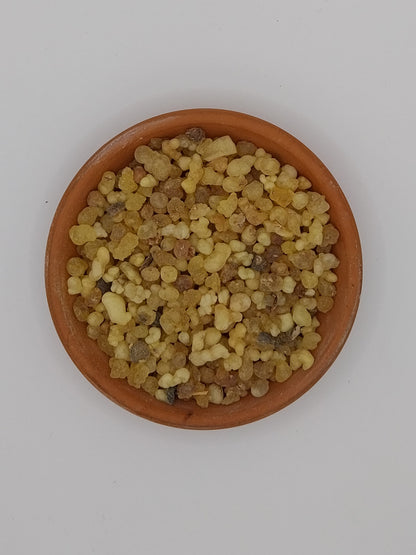 Weihrauch zur besseren Ansicht in einer Tonschale